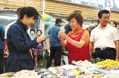 5日，韓國首爾，韓國總統(tǒng)樸槿惠在中秋前視察市場，購買過節(jié)食品。