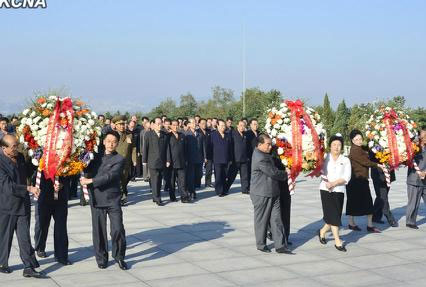 　朝鮮勞動(dòng)黨中央委員會(huì)、最高人民會(huì)議常任委員會(huì)和內(nèi)閣分別向銅像敬獻(xiàn)了花圈。