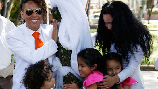 哥倫比亞一男子與樹結(jié)婚 倡導(dǎo)環(huán)境保護(hù)(組圖) 哥倫比亞一男子與樹結(jié)婚 倡導(dǎo)環(huán)境保護(hù)(組圖)