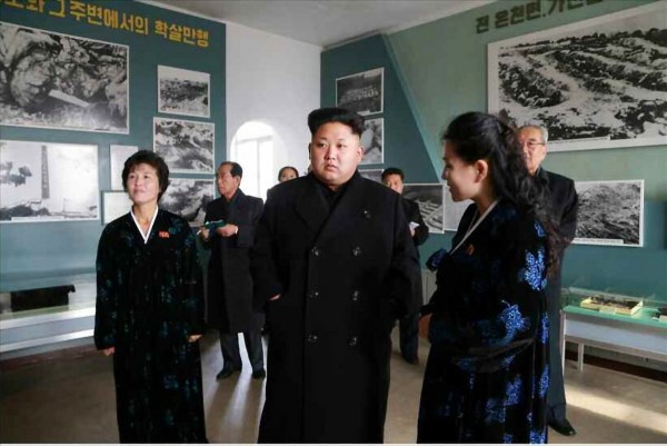 當(dāng)?shù)貢r(shí)間2014年11月25日，據(jù)朝鮮《勞動新聞》報(bào)道，朝鮮領(lǐng)導(dǎo)人金正恩和妹妹金與正一起視察朝鮮反美