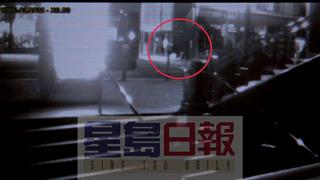 視頻拍到一名兇徒不斷踢打林泰紅圈內(nèi)。美國《星島日報》