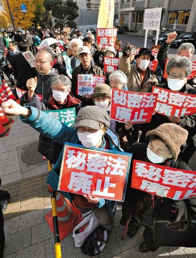 10日，日本東京，民眾聚集在首相官邸前，抗議當(dāng)天生效的《特定秘密保護(hù)法》。