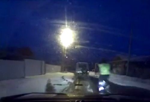 警車追逐中仍未追上可疑汽車，此時令人震驚的一幕出現(xiàn)，一名警察從警車中跳出來，向可疑車輛跑去。