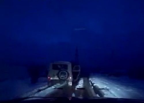 　　警察成功打開可疑汽車的車門并登上汽車，司機見狀立即停車及棄車逃走，警察則下車繼續(xù)追捕司機。