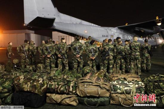 當(dāng)?shù)貢r(shí)間1月7日，法國軍人抵達(dá)巴黎布爾歇機(jī)場。他們將被部署在巴黎，以增強(qiáng)巴黎市的安保力量。