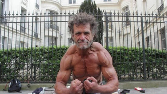 巴黎50歲流浪漢薩亞戈·雅克擁有一身壯碩的肌肉。（網(wǎng)頁截圖）