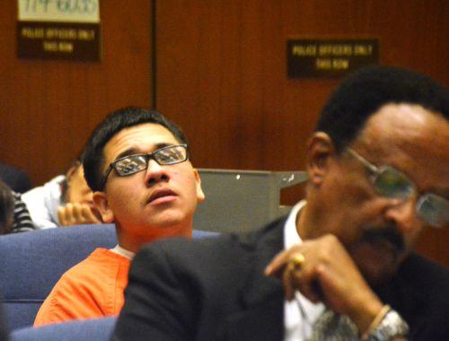 嫌犯奧丘阿（后）與嫌犯卡門的公辯律師漢彌爾頓在初審法庭上。