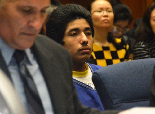 嫌犯卡門（中）在初審法庭上。（僑報(bào)網(wǎng)：圖片由法庭指定攝影師提供）