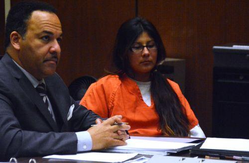 嫌犯卡門（中）在初審法庭上。（僑報(bào)網(wǎng)：圖片由法庭指定攝影師提供）