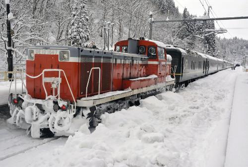 JR一臥鋪特急列車，因大雪在JR奧羽線津輕湯站附近拋錨，約130名乘客不得不在車上過夜。