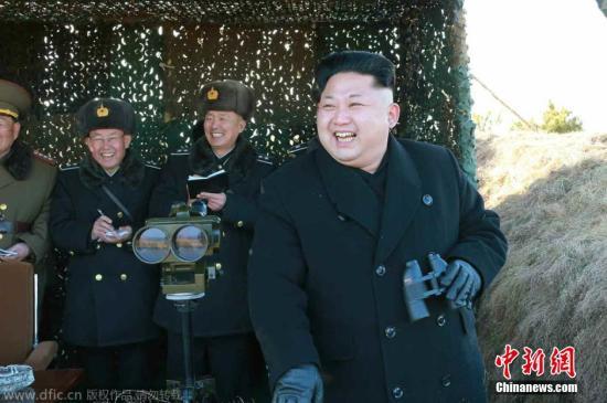 資料圖：當(dāng)?shù)貢r(shí)間2015年1月31日，據(jù)朝鮮《勞動(dòng)新聞》報(bào)道，朝鮮最高領(lǐng)導(dǎo)人近日視察朝鮮?？哲娐?lián)合演習(xí)，演習(xí)中還出動(dòng)了戰(zhàn)斗機(jī)和潛艇。