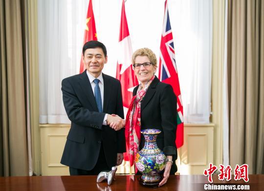 圖示省長韋恩（右）與薛冰總領(lǐng)事首度官式會晤。　安省/攝