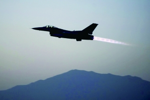 美國軍方19日證實，一架美軍F-16戰(zhàn)斗機上周在阿富汗東部遭到地面火力攻擊，受損嚴重，不得不拋掉兩個油箱以及多件武器彈藥才勉強返航。事發(fā)區(qū)域主要受塔利班控制。過去，塔利班武裝組織曾經(jīng)數(shù)次使用小型火力擊落美軍直升機，但從未擊中能在高空超音速飛行的F-16戰(zhàn)斗機。