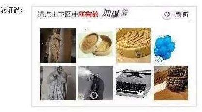 澎湃新聞?dòng)浾邚蔫F路上海站了解到，目前窗口售票采用的系統(tǒng)與12306網(wǎng)購不同，購票者通過身份證件的驗(yàn)證，即可購票。根據(jù)往年經(jīng)驗(yàn)，每年臘月二十三到二十九的火車票最為緊俏，對應(yīng)的網(wǎng)絡(luò)購票日期為12月4日至10日，春運(yùn)火車票搶票也進(jìn)入最白熱化的狀態(tài)。對此，鐵路部門提醒，如果沒能在第一時(shí)間買到票，旅客不妨在起售時(shí)間30分鐘后、開車前15天和開車前1天三個(gè)時(shí)間點(diǎn)“撿漏”，可能會有意外的收獲。