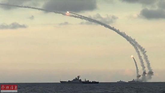 圖為里海艦隊(duì)軍艦從里海水域發(fā)射18枚“口徑-NK”巡航導(dǎo)彈。