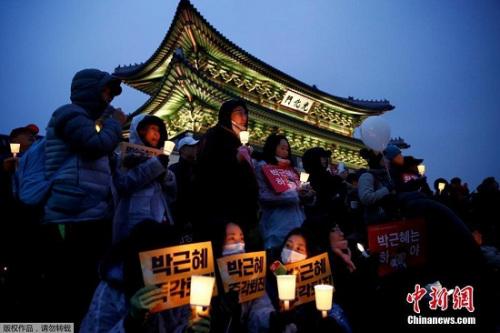 韓國民眾要求樸槿惠下臺的燭光集會現(xiàn)場。