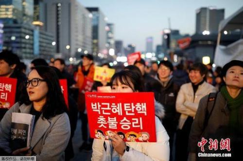 資料圖：當(dāng)?shù)貢r間3月10日上午，韓國憲法法院就總統(tǒng)彈劾案審判，樸槿惠被立即免去總統(tǒng)職務(wù)。當(dāng)晚，韓國民眾走上首爾街頭舉行燭光集會。