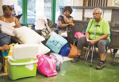 人們?cè)诿绹?guó)佛羅里達(dá)州邁阿密的一個(gè)安置點(diǎn)休息。新華社發(fā)