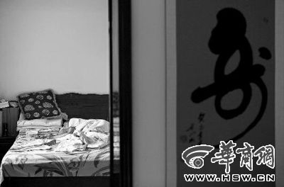 昨日，徐萬發(fā)躺在自家床上，鼻子插著氧氣管 記者張杰攝