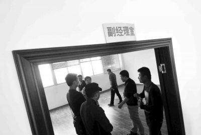  副經(jīng)理室裝修得相當(dāng)豪華，稱(chēng)得上“土豪”級(jí)別