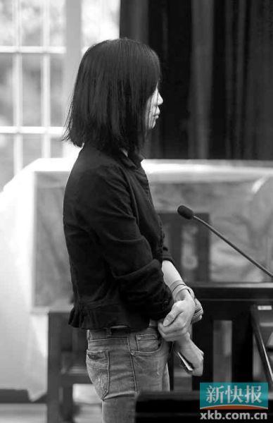 昨日，何敏在庭上抿著嘴不停抹眼淚。新快報(bào)記者孫毅/攝