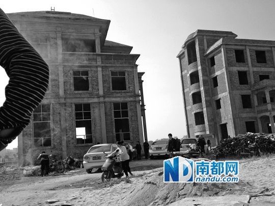 兩棟被舉報(bào)的違建樓下昨日一度聚集了超過(guò)百人，城管離開(kāi)后逐漸散去。南都記者張志韜實(shí)習(xí)生宋超攝