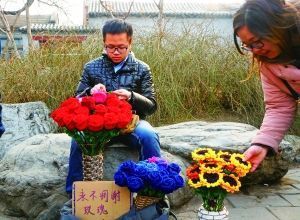 李博文周末在什剎海擺攤賣花。 晨報記者 王巍/攝
