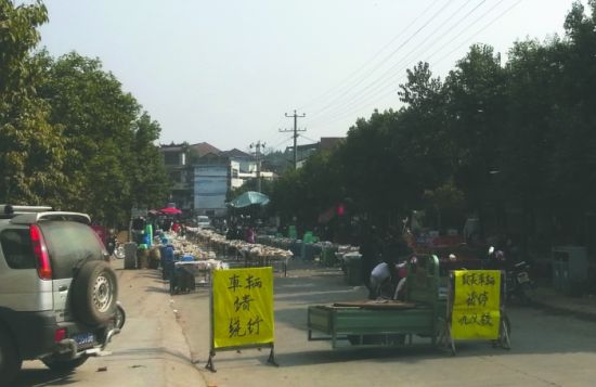 簡陽董家埂鄉(xiāng)，主干道被占道擺酒席