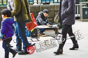 街頭，張啟輝將自己的作品擺放出售。