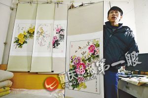 靠一根拇指夾畫筆，張啟輝繪出美麗色彩。