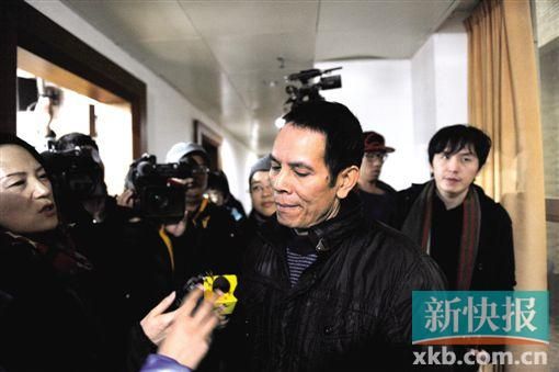 昨日,小華的父親胡國虎接受媒體記者采訪。新快報記者 孫毅/攝
