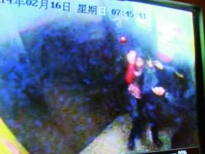 男子尾隨侯某進(jìn)入電梯。