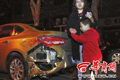 豐慶路226號的足浴店起火殃及樓下車輛，一個(gè)車主將車搶救出來后仍驚魂未定
