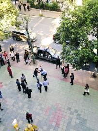 市民提供給賀偉的事發(fā)時雙方?jīng)_突照片。