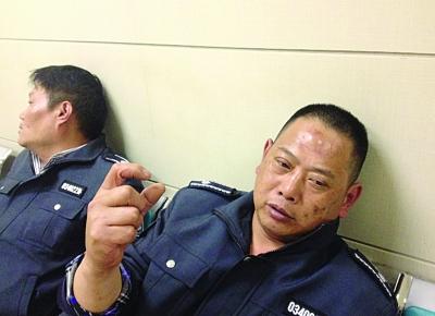 被打傷的城管隊(duì)員。陳郁攝