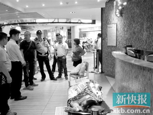 昨日，劉姐的行為引來眾人圍觀，警方再次到場進(jìn)行調(diào)解。