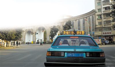前天傍晚，石柱縣城內(nèi)，譚師傅開著“我被打劫，請(qǐng)報(bào)警”的出租車載客，市民看到后紛紛報(bào)警。網(wǎng)絡(luò)截圖