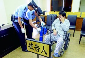 被告人李萬勇因病吸氧受審。首席攝影記者 吳寧/攝