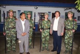 　5月17日，岳陽監(jiān)獄，自稱是聯(lián)合國官員的男子被當(dāng)場抓獲。圖/通訊員續(xù)暖和