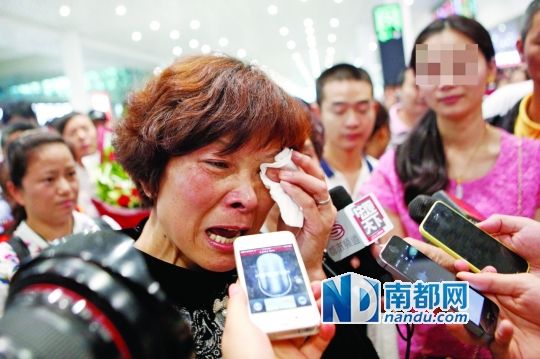 昨日，被拐25年的翁女士(粉紅色衣服者)與生母在深圳機(jī)場(chǎng)見面。