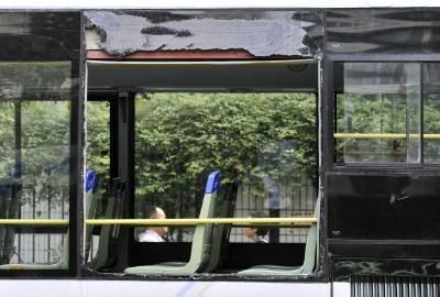 75路公交車(chē)車(chē)窗玻璃被砸碎。