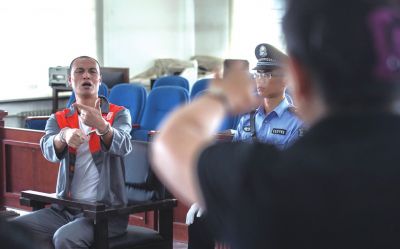 張志國(guó)在法庭上用手語回答提問。記者 蒲東峰攝