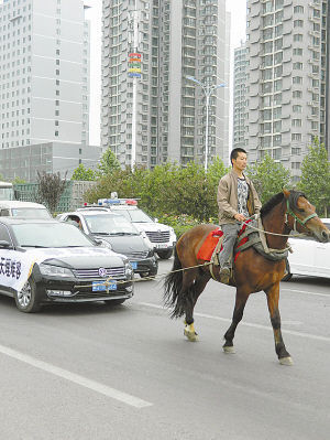 　馬拉汽車引人關注。