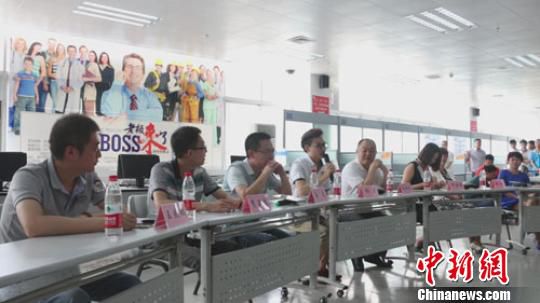 　招聘會(huì)現(xiàn)場(chǎng)，用人單位老板一字排開，與求職者面對(duì)面交流　李超慶　攝