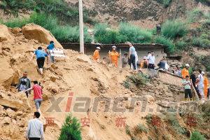 昨日，公安、消防人員在事故現(xiàn)場搜救