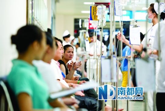 醫(yī)院走道坐滿了打吊針的員工。