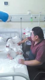伏登順與女兒在一起。