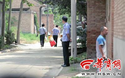 昨日，西安市閻良區(qū)譚家村，警方在事發(fā)的孫某家里勘查現(xiàn)場(chǎng)后，將提取的物證帶走 記者 黃利健 攝