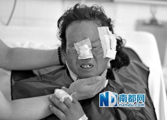 受狼群襲擊受傷較重的村民在接受救治。C FP圖片