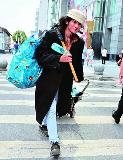 在武廣附近拍攝到的拾荒男。